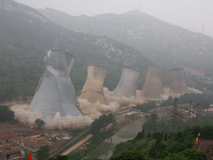 萊蕪發(fā)電廠水塔爆破拆除工程